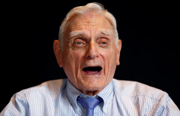 John B. Goodenough, pessoa mais velha a ganhar um Prêmio Nobel, morre aos 100 anos