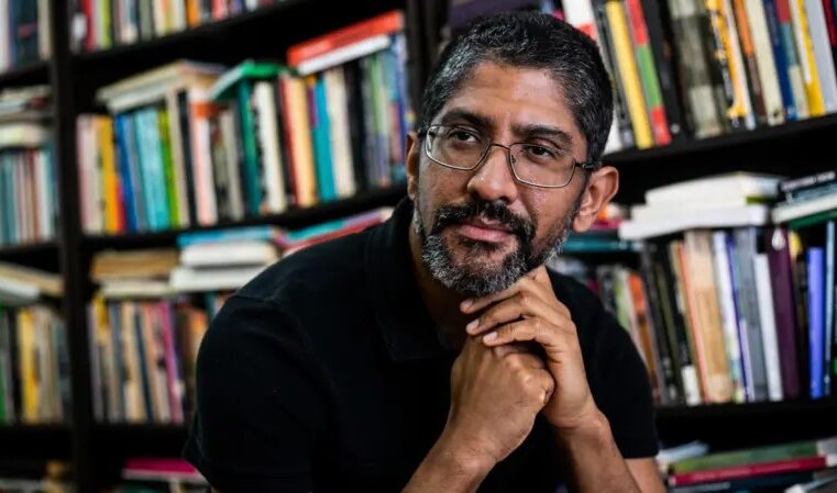 Brancos de classe média atacam cotistas porque perderam privilégio de ser medíocres, diz escritor pioneiro das cotas