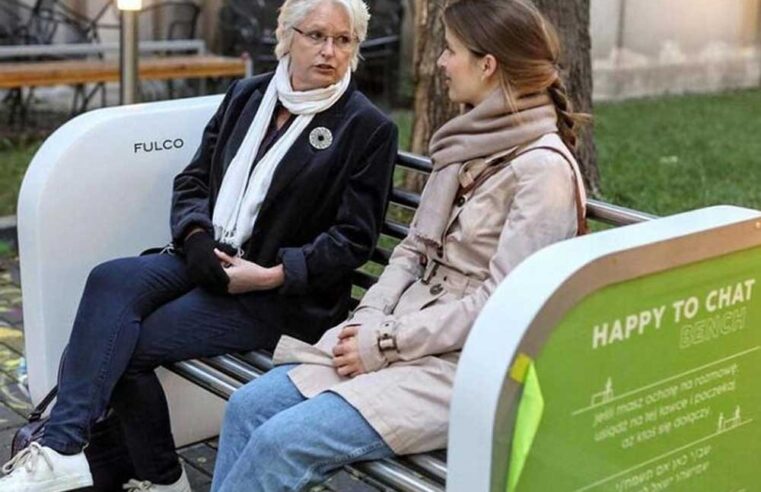 ‘Feliz por conversar’, os bancos com design especial para combater a solidão