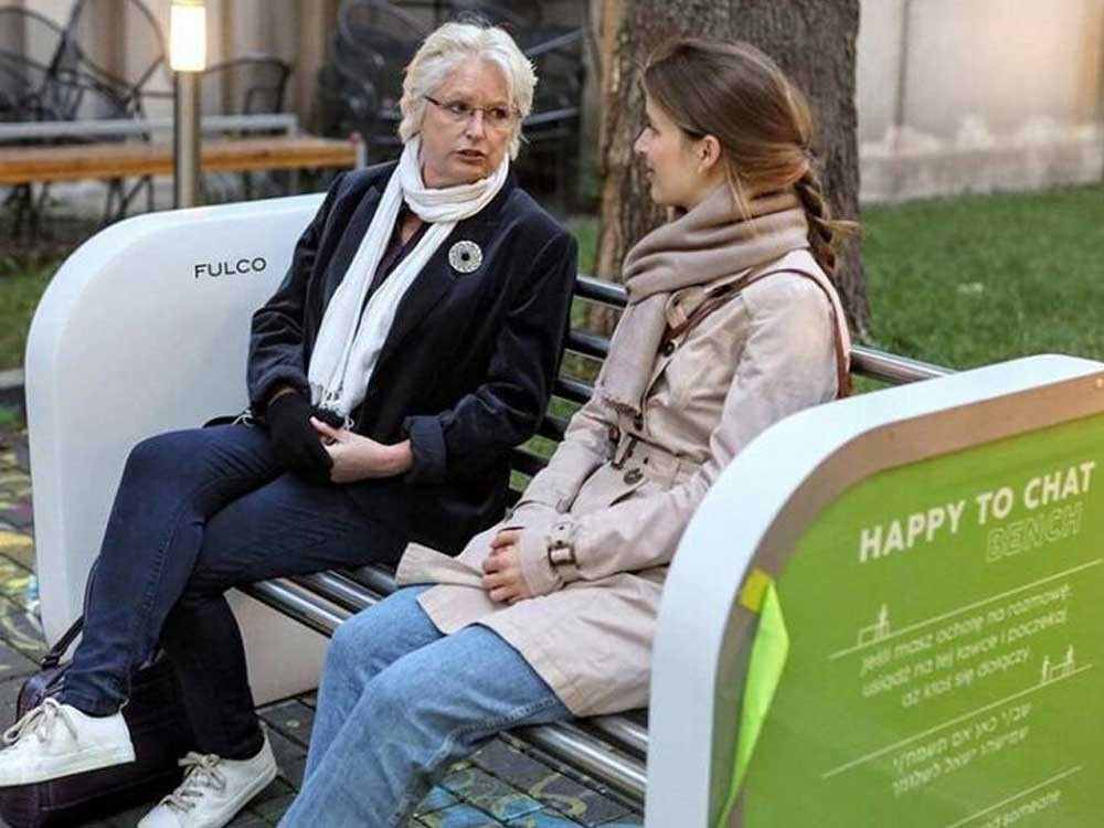 ‘Feliz por conversar’, os bancos com design especial para combater a solidão