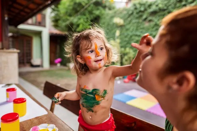 Por que pais nem sempre devem estar ‘em sintonia’ com os filhos