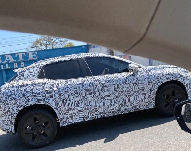 Novo SUV da Volkswagen é flagrado circulando camuflado pela região central de Taubaté, SP