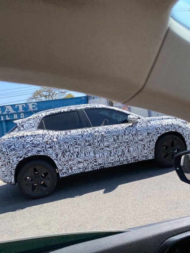 Novo SUV da Volkswagen é flagrado circulando camuflado pela região central de Taubaté, SP