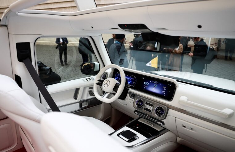 Papa Francisco recebe primeiro ‘papamóvel’ elétrico da Mercedes-Benz; veja FOTOS