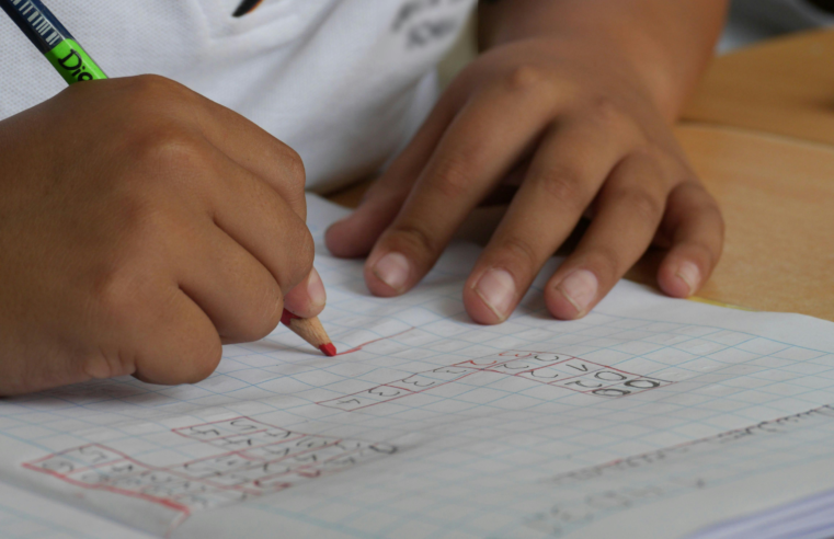 Metade dos alunos brasileiros de 9 anos não sabe resolver tabuada ou contas como ‘100 + 210’, mostra estudo internacional
