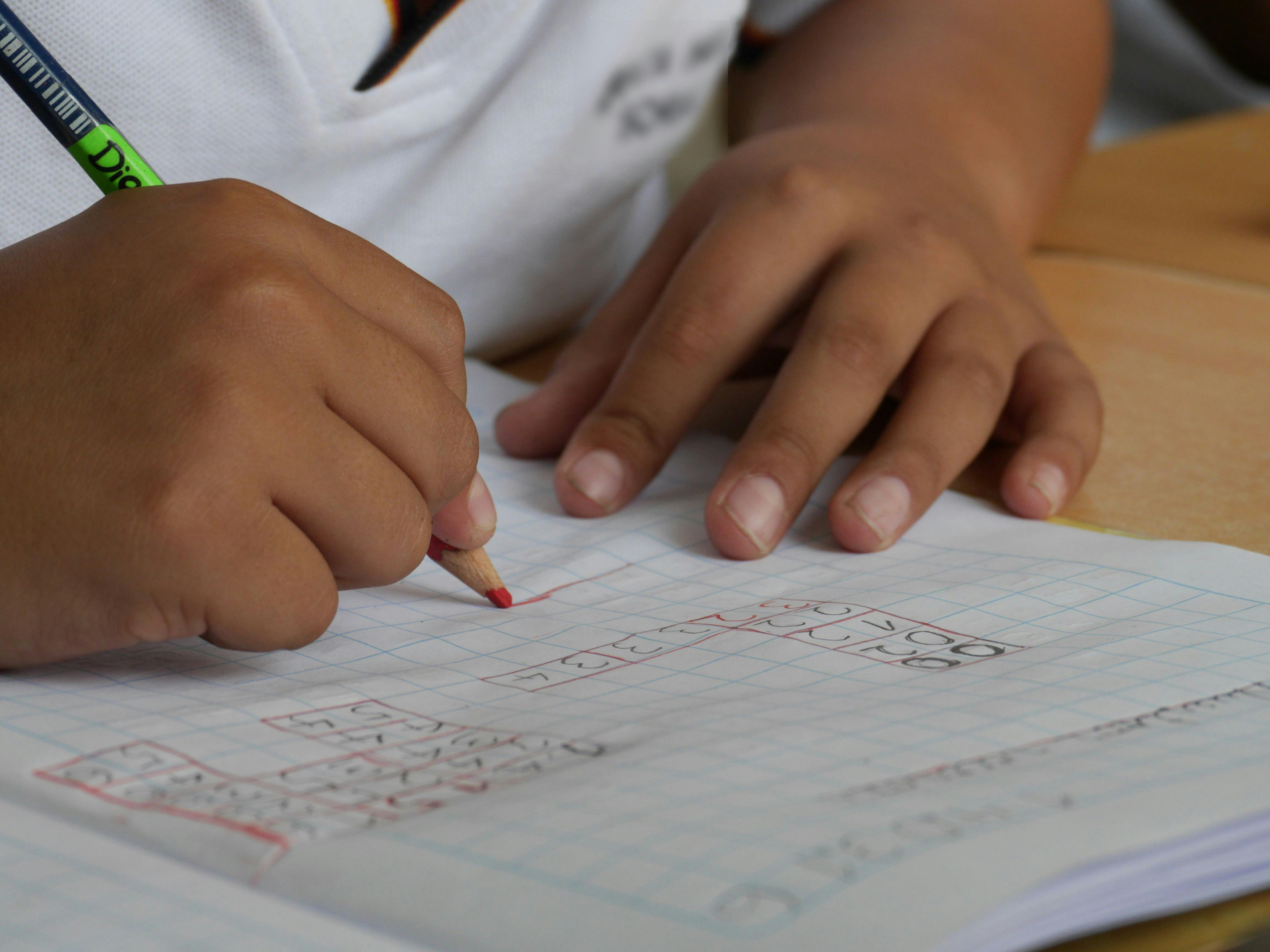 Metade dos alunos brasileiros de 9 anos não sabe resolver tabuada ou contas como ‘100 + 210’, mostra estudo internacional
