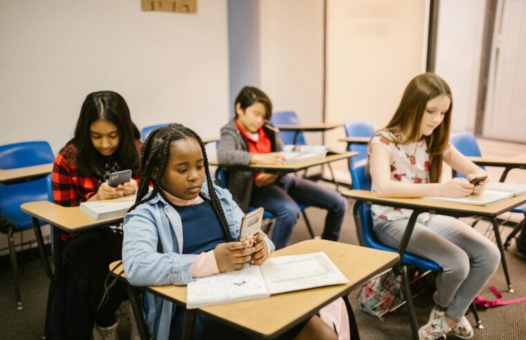 Senado aprova texto-base de projeto que limita uso de celulares nas escolas