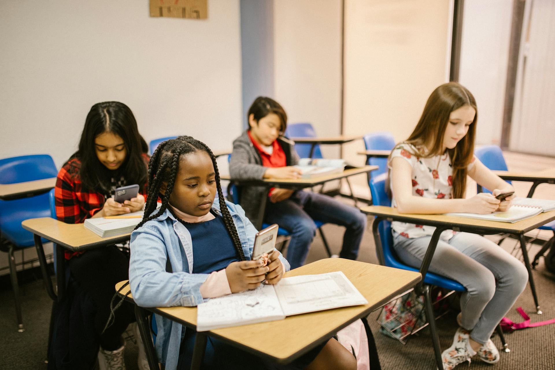 Senado aprova texto-base de projeto que limita uso de celulares nas escolas