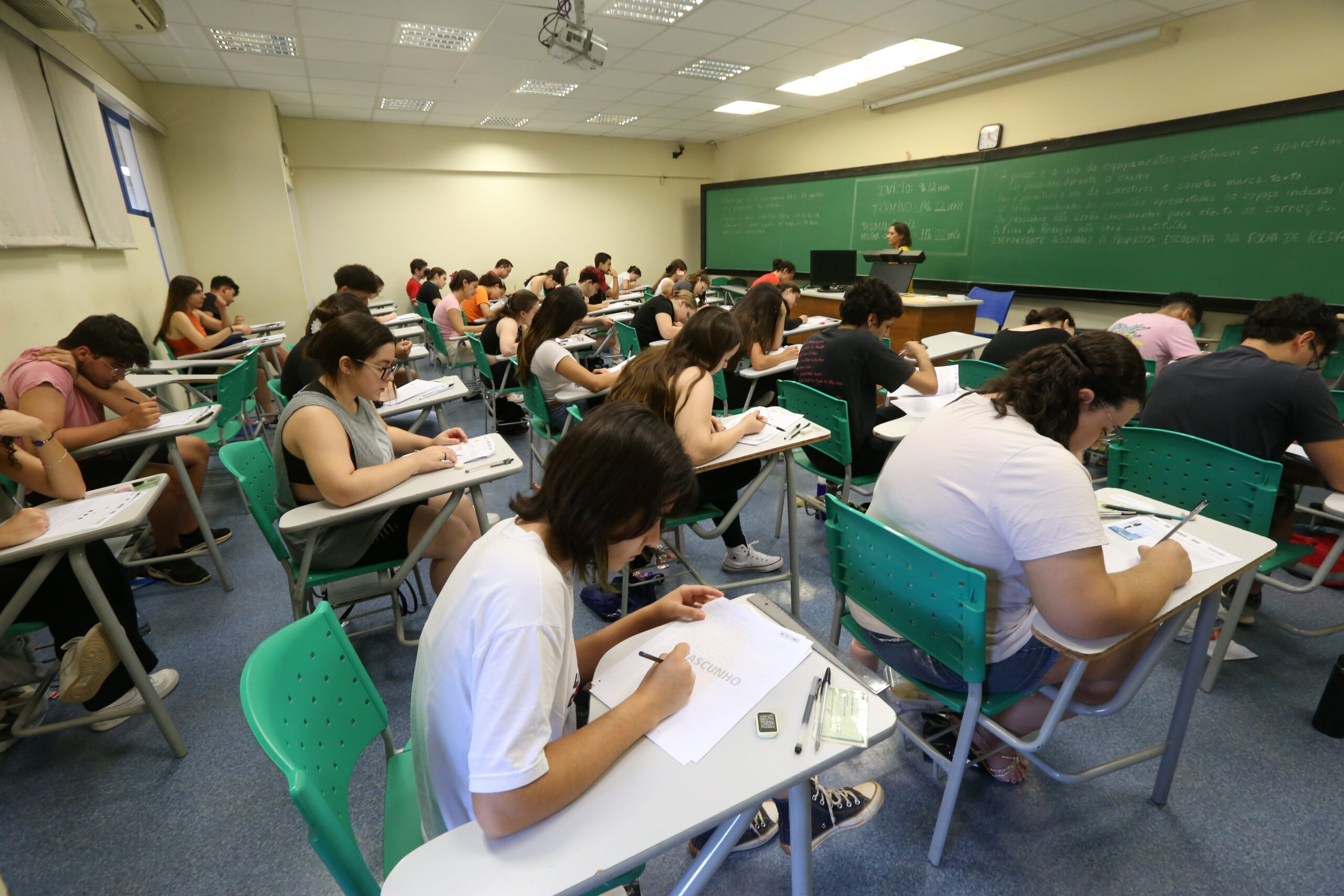 Vestibular Unicamp: jogo do tigrinho entre crianças e falta de mulheres na política são temas da redação