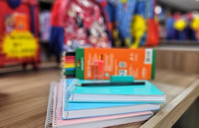 Escolas podem exigir lápis de cor, canetas para lousa e grampeador? Faça o QUIZ e descubra