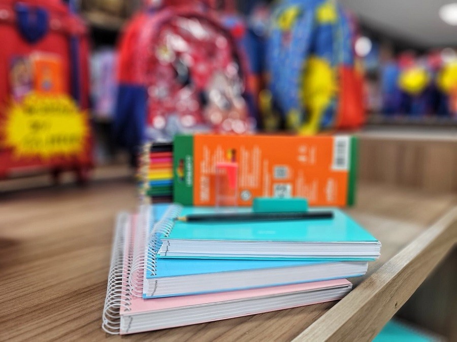 Escolas podem exigir lápis de cor, canetas para lousa e grampeador? Faça o QUIZ e descubra