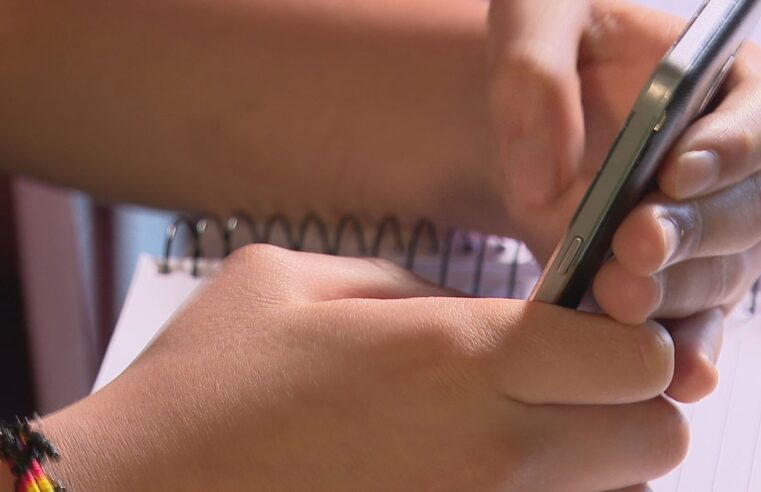 Distração ou recurso pedagógico? Como especialistas avaliam o uso de celulares nas escolas; veja perguntas e respostas