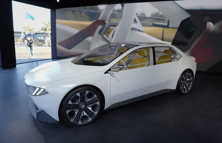 De assistentes de IA a displays holográficos, montadoras apresentam experiências na CES 2025