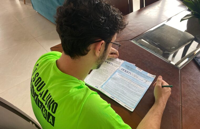 Estudante mineiro gabarita matemática no Enem e sonha trabalhar com genética: ‘Fazer questões e revisar é muito importante’