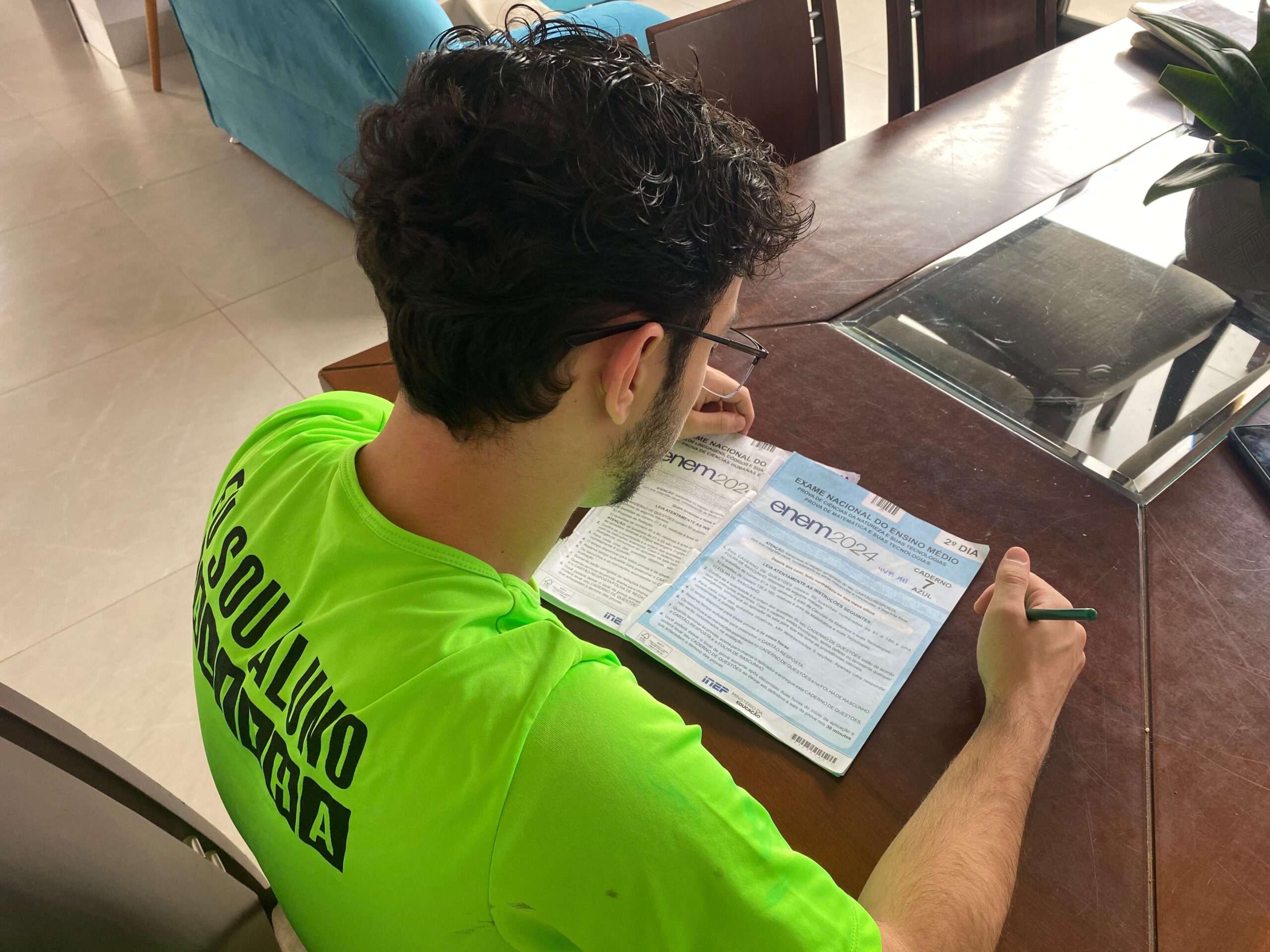 Estudante mineiro gabarita matemática no Enem e sonha trabalhar com genética: ‘Fazer questões e revisar é muito importante’