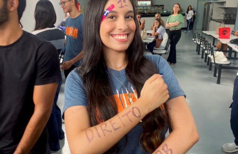 Aprovada em 1º lugar para direito na UEPB descobriu aprovação por mensagem de amigos: ‘Acorda, você passou em primeiro’
