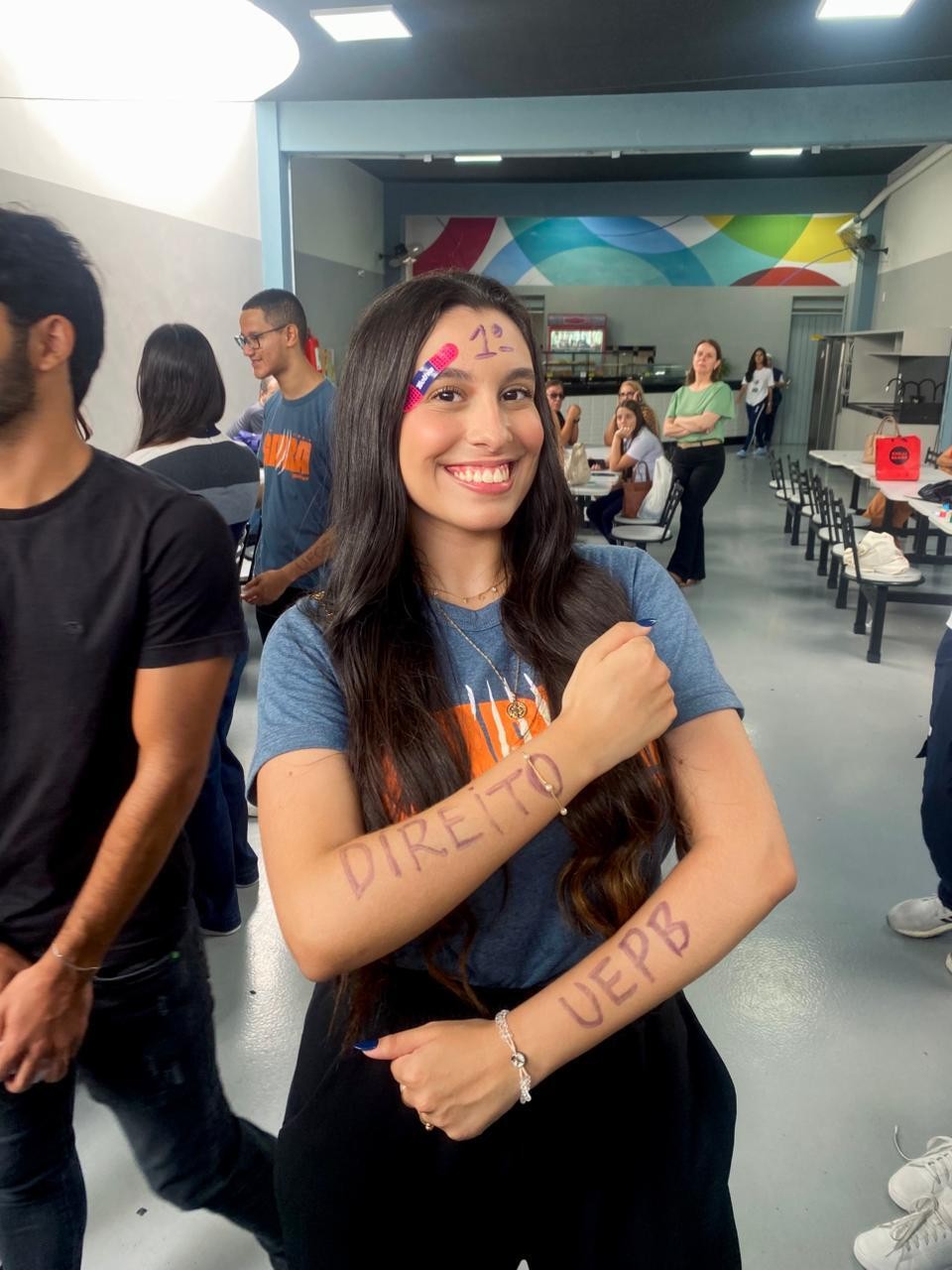 Aprovada em 1º lugar para direito na UEPB descobriu aprovação por mensagem de amigos: ‘Acorda, você passou em primeiro’