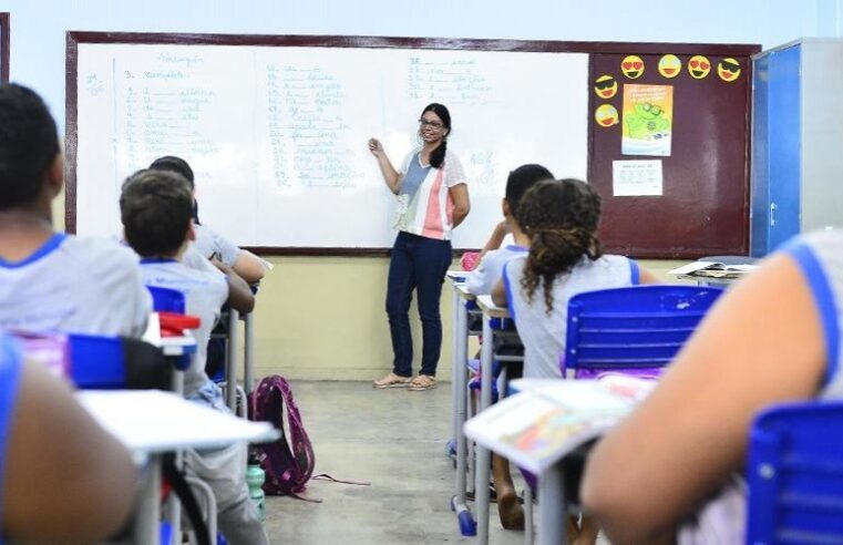 MEC reajusta piso salarial dos professores em 6,27%; valor será de R$ 4.867,77