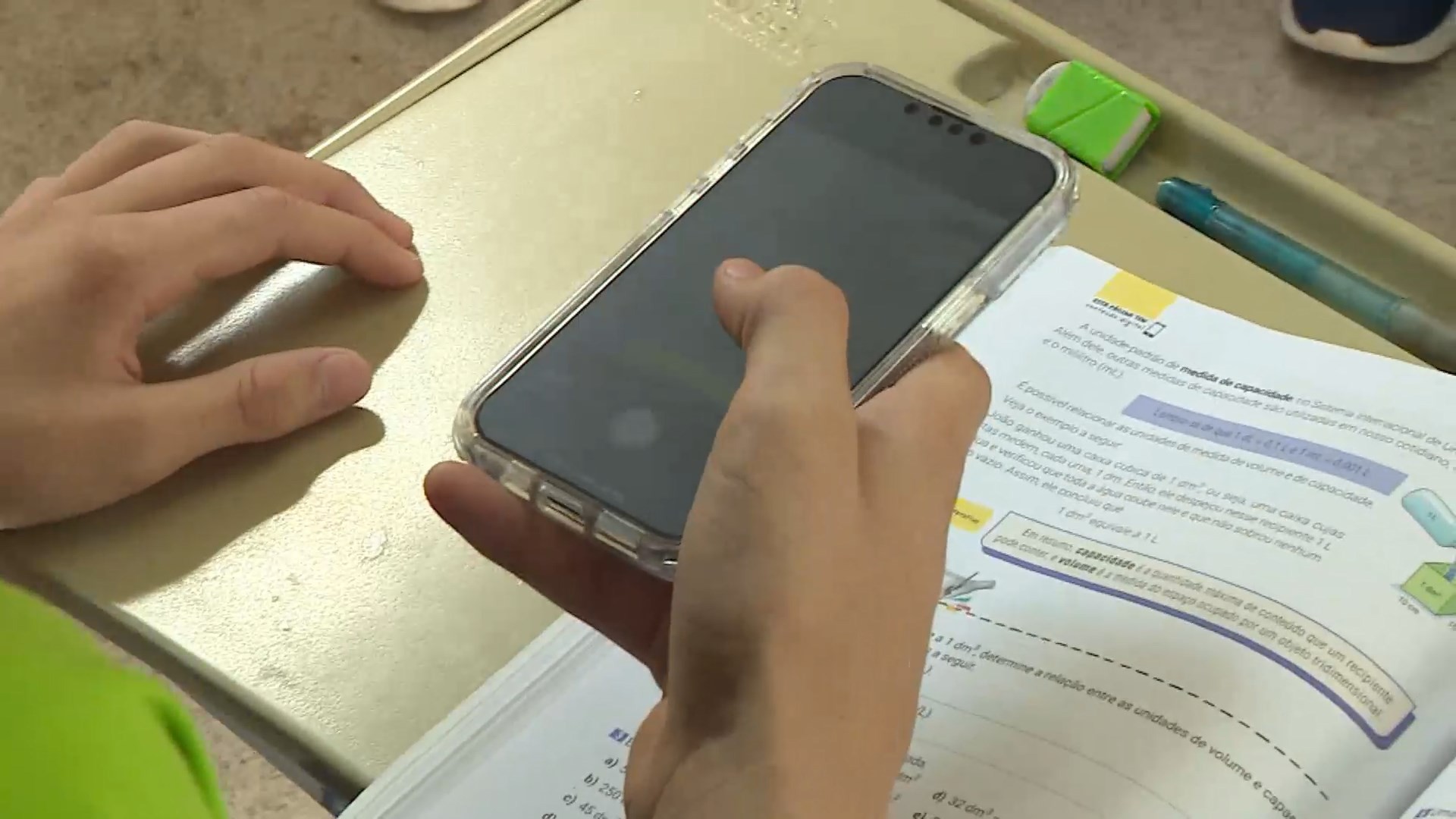 Proibido, uso de celular pode render de advertência a suspensão nas escolas do ES; veja as regras