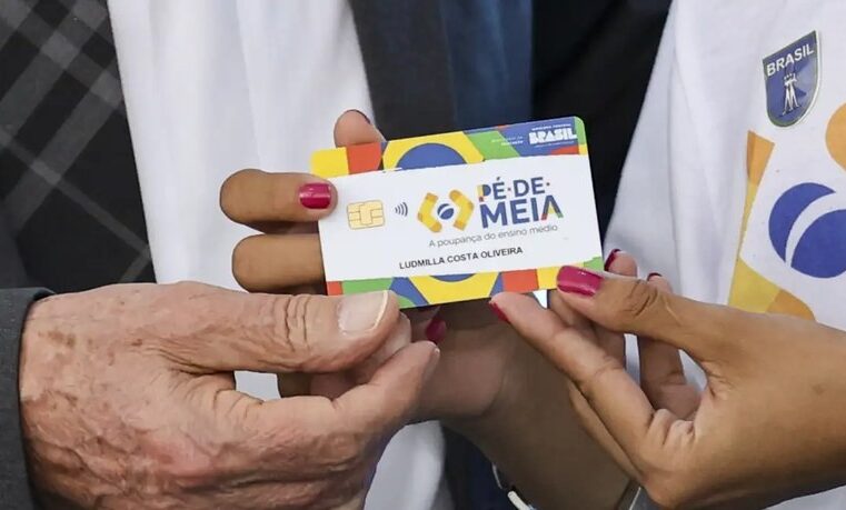 Pé-de-Meia: estudantes que concluíram o ensino médio e fizeram o Enem já podem sacar bônus de R$ 1,2 mil