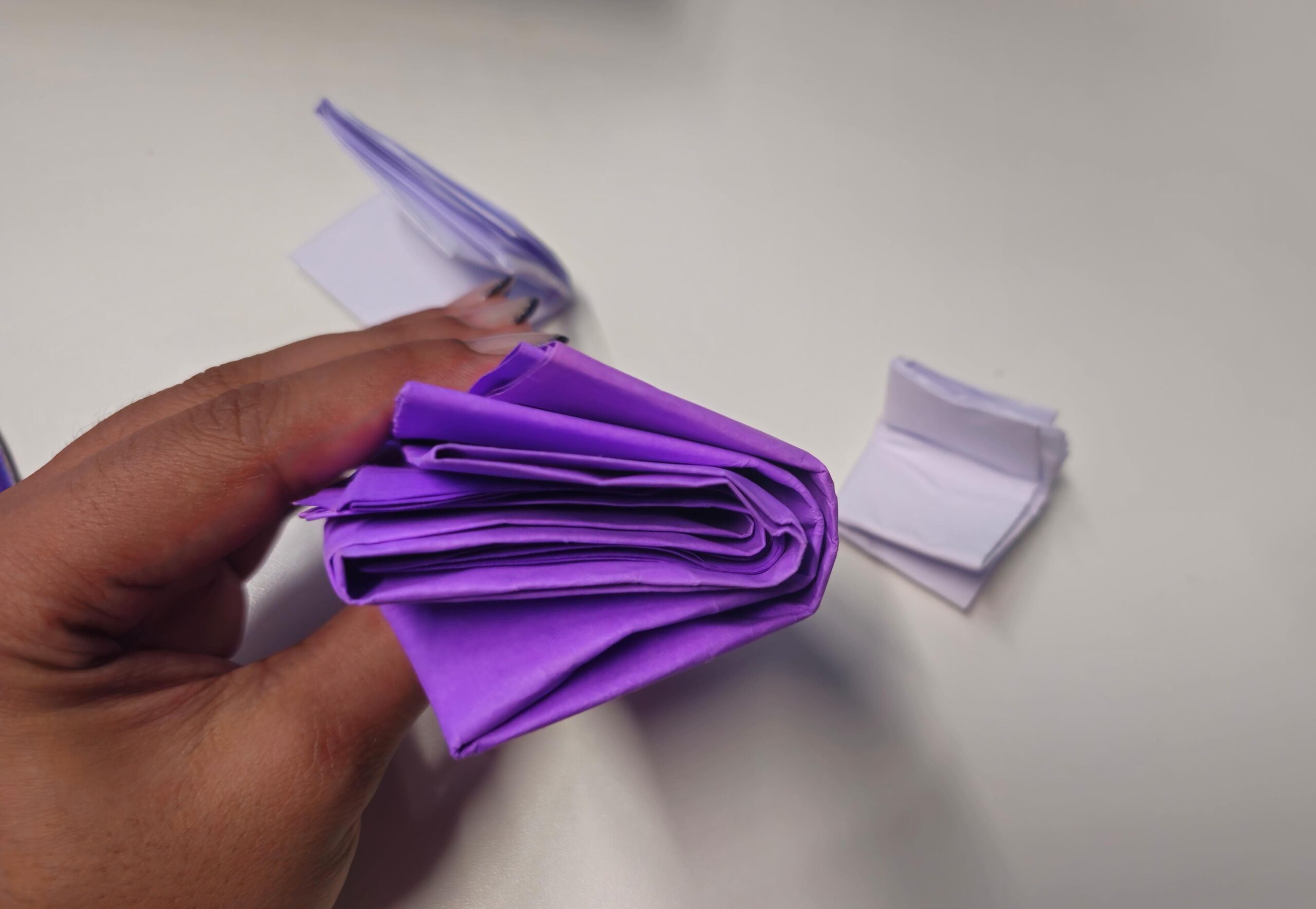 É possível dobrar um papel ao meio mais de 8 vezes? Entenda o que está por trás e como desafiar essa teoria