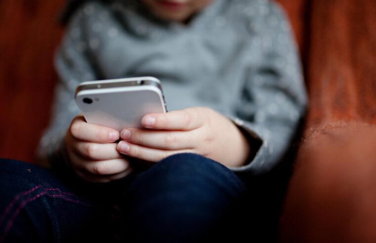 Governo lança nesta terça guia com recomendações sobre uso de celulares e outros dispositivos por crianças e adolescentes