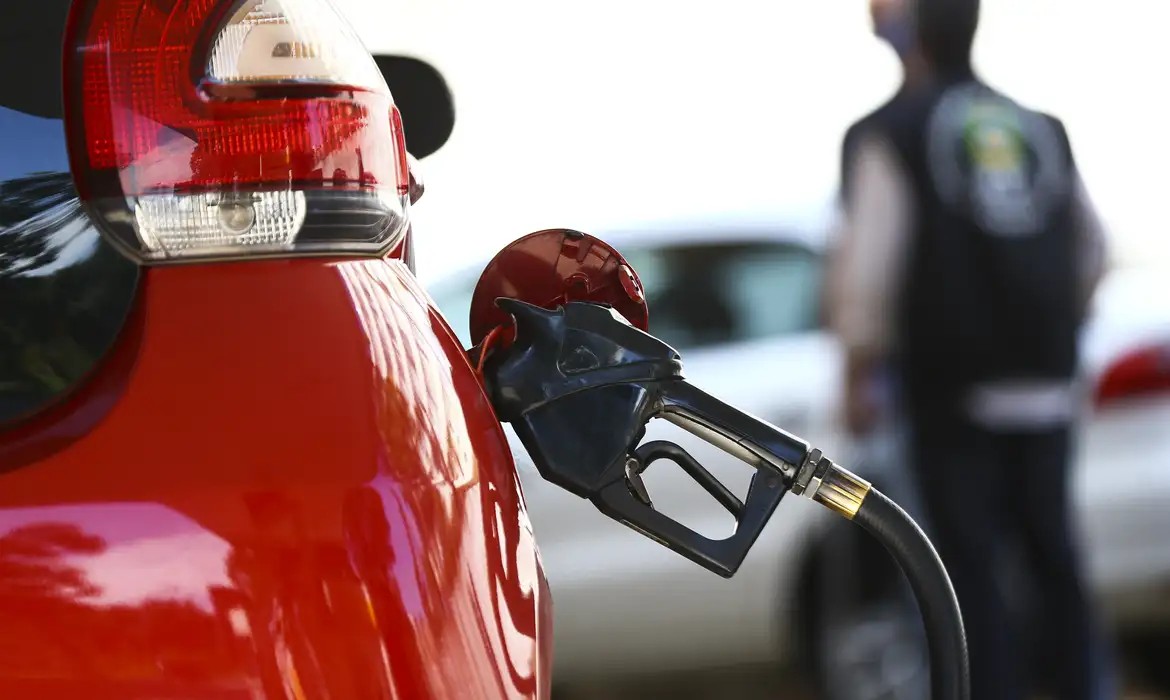 Petrobras anuncia redução de R$ 0,17 no litro do diesel nas distribuidoras
