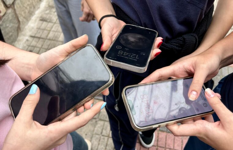 Conselho reprova medida radical adotada por escolas na proibição de celulares