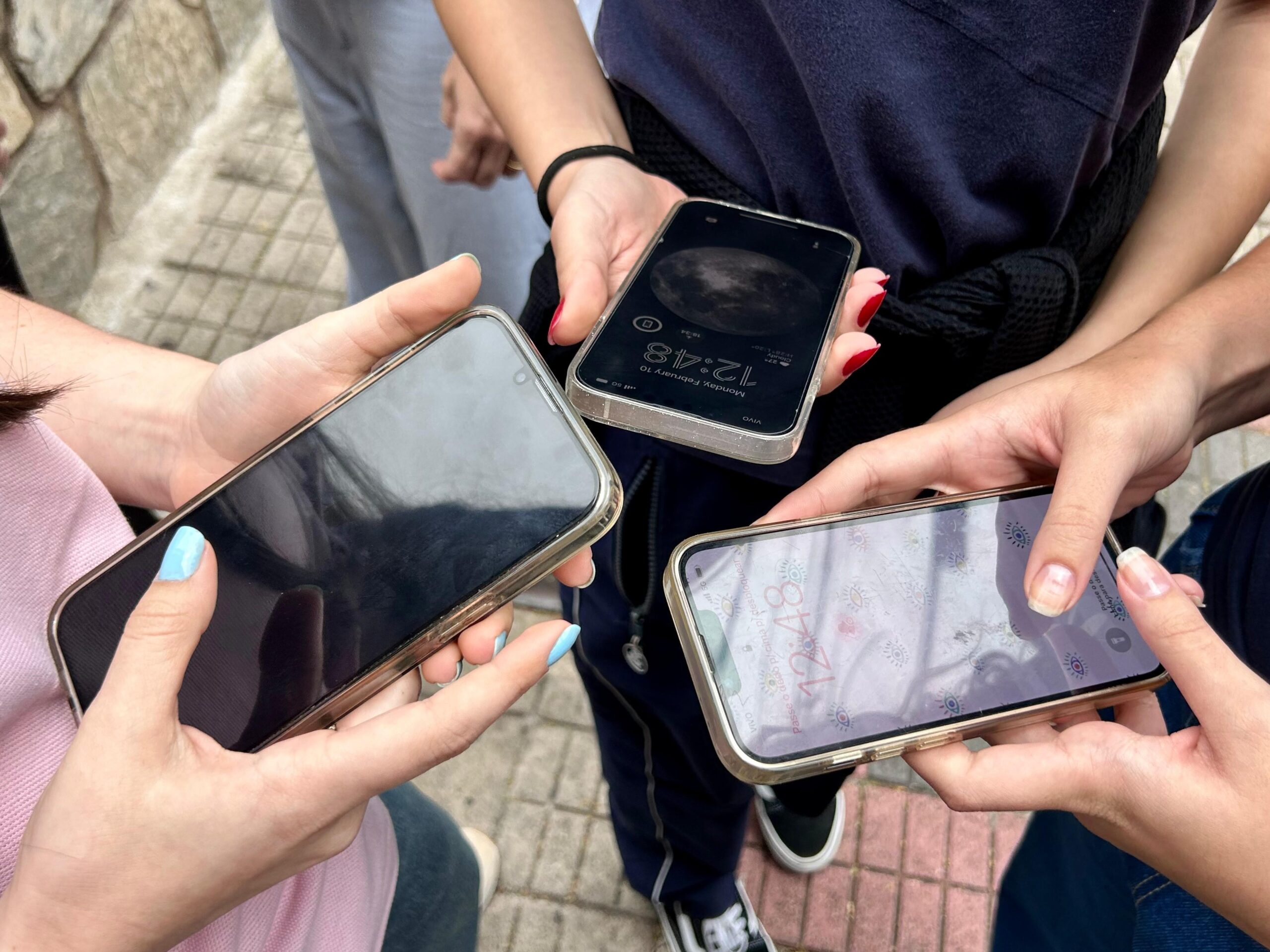 Conselho reprova medida radical adotada por escolas na proibição de celulares