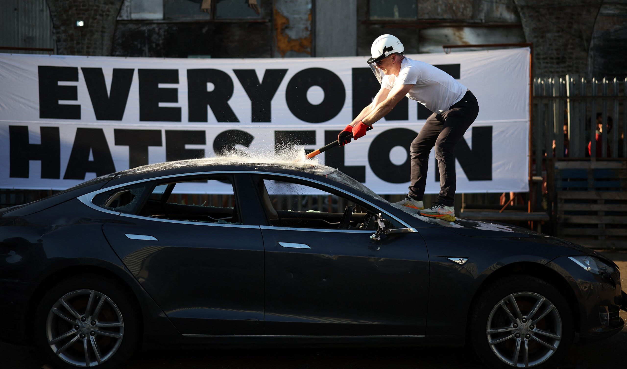 Musk anuncia que vai dedicar menos tempo ao governo dos EUA e ações da Tesla sobem 5% no pré-mercado