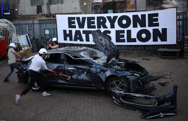 Carro da Tesla é destruído em Londres em protesto ‘artístico’ contra Elon Musk