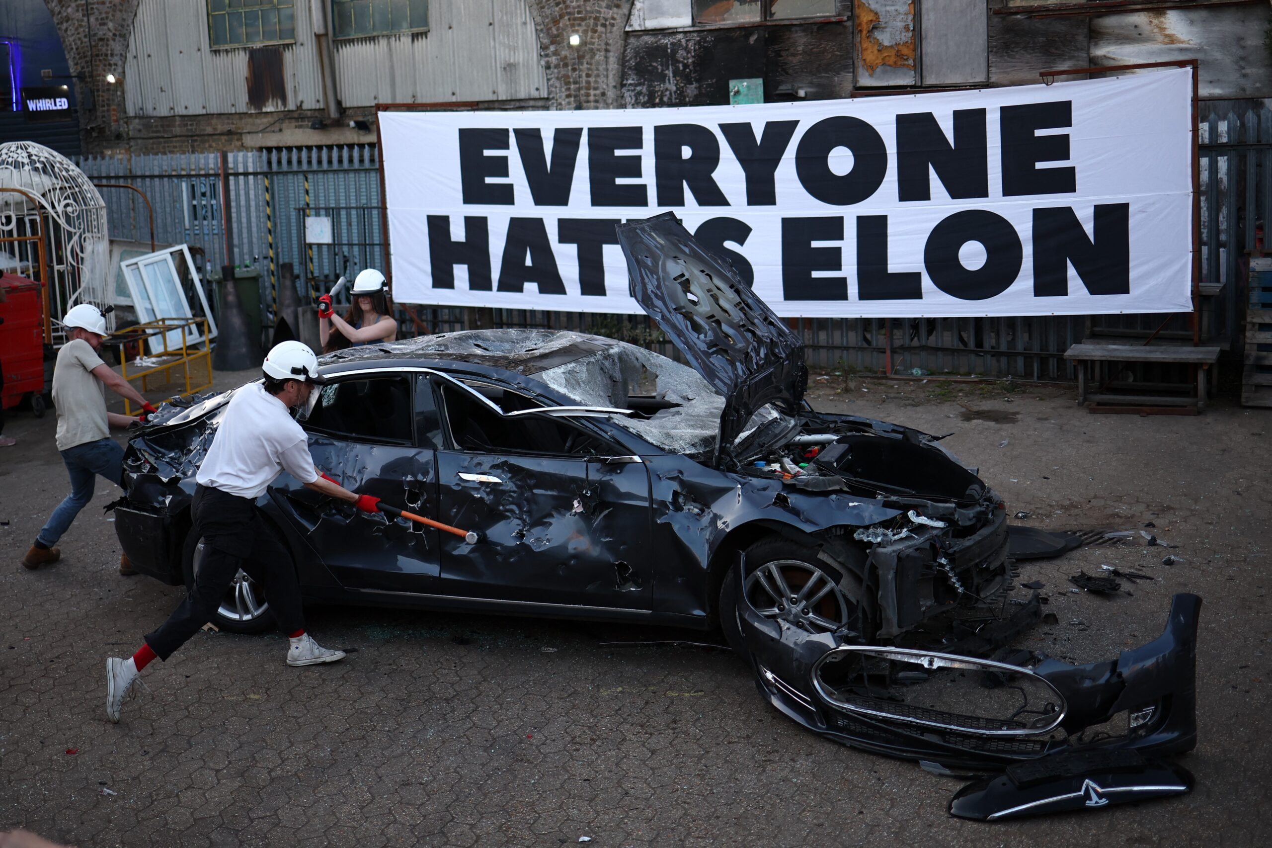 Carro da Tesla é destruído em Londres em protesto ‘artístico’ contra Elon Musk