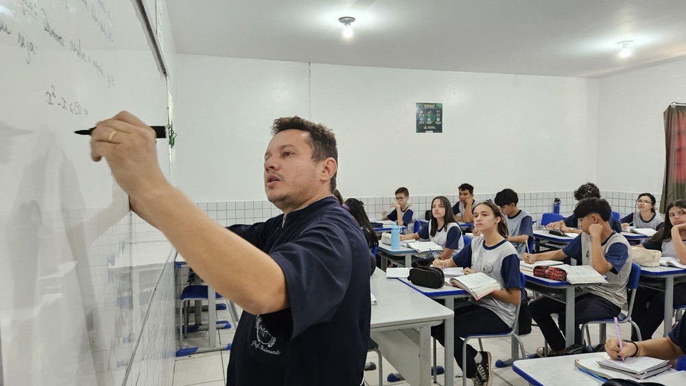 Só 5,2% sabem o esperado: desempenho adequado em matemática no ensino médio volta a níveis de 2011