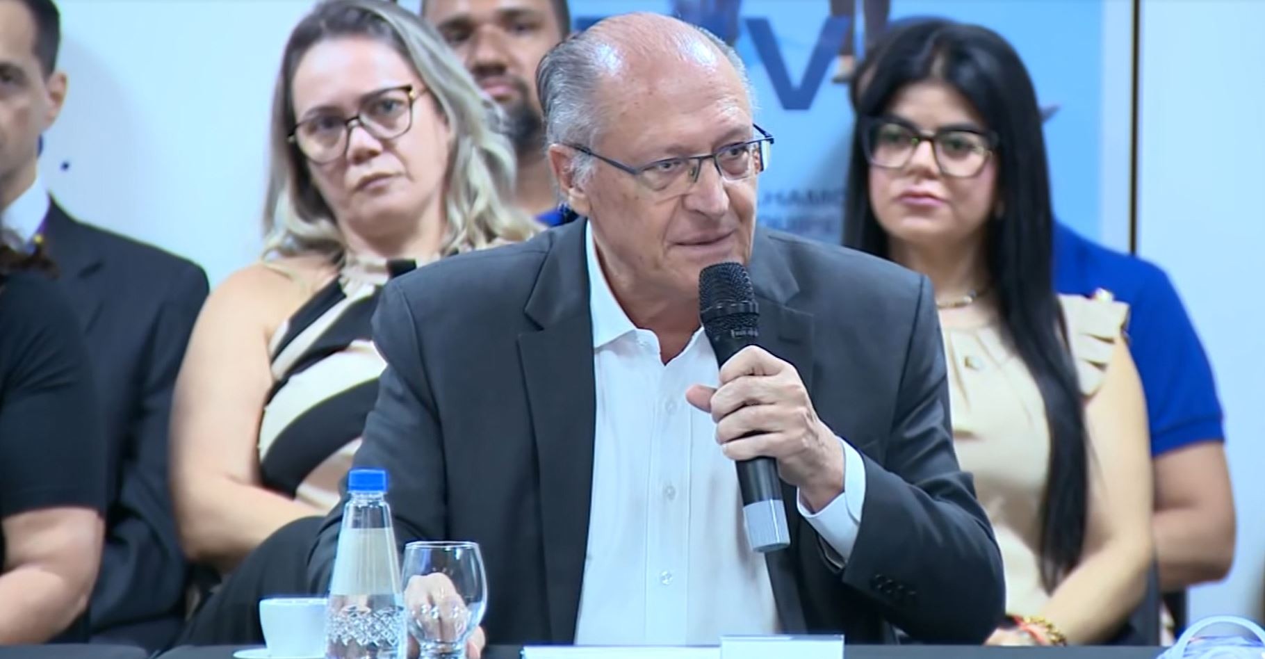 Consumidores podem economizar R$ 8 bilhões em combustível com incentivo a carros elétricos, diz Alckmin