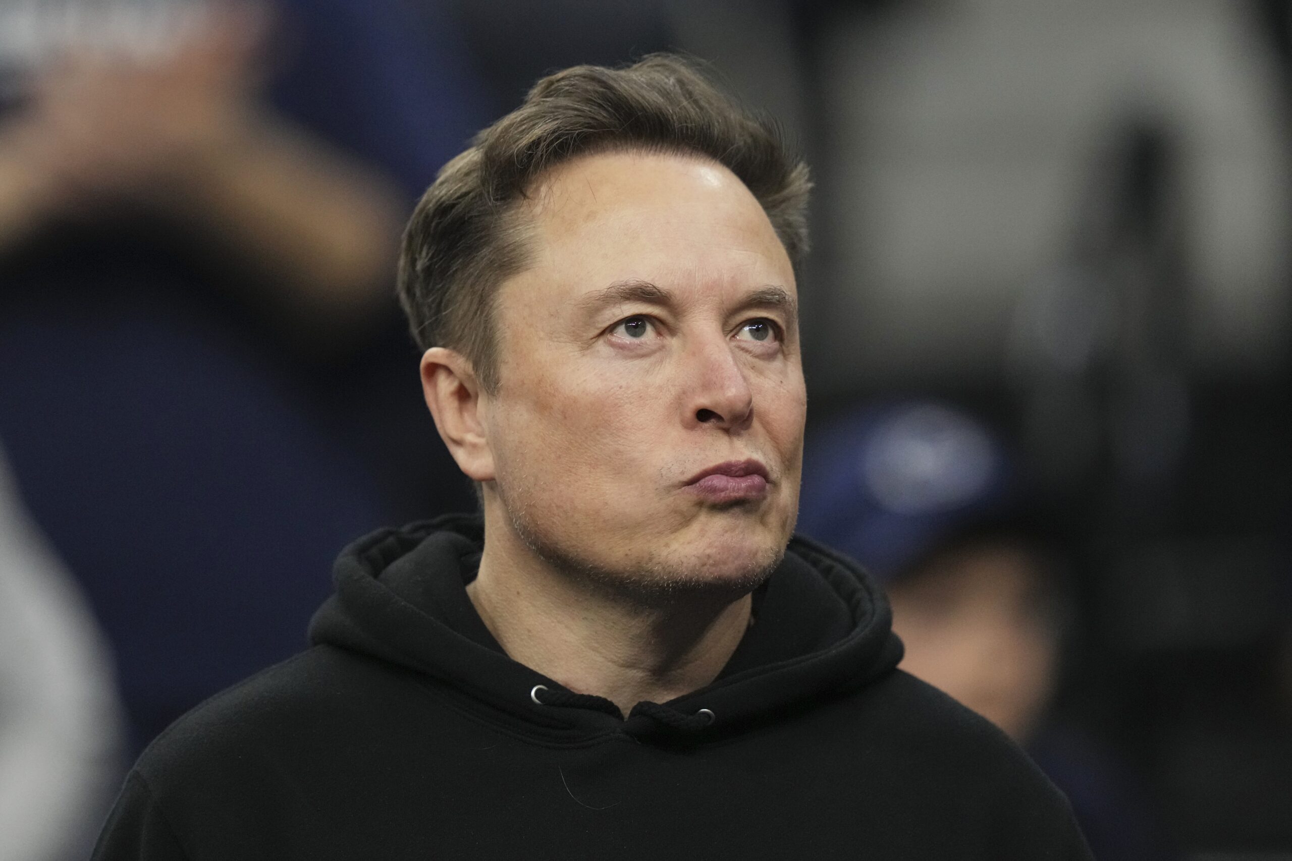 Na China, Tesla suspende venda de carros importados dos EUA