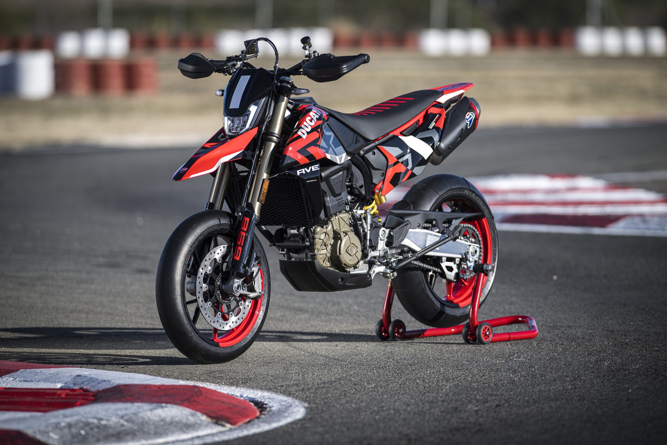 Ducati Hypermotard: como é a moto que custa R$ 100 mil e tem motor preparado para dar grau