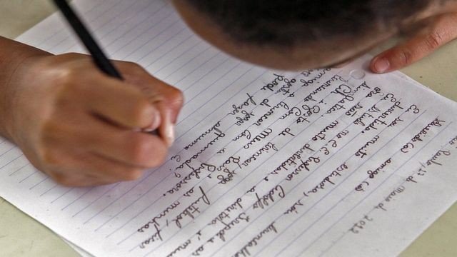 Escrever à mão ajuda no aprendizado, aponta estudo