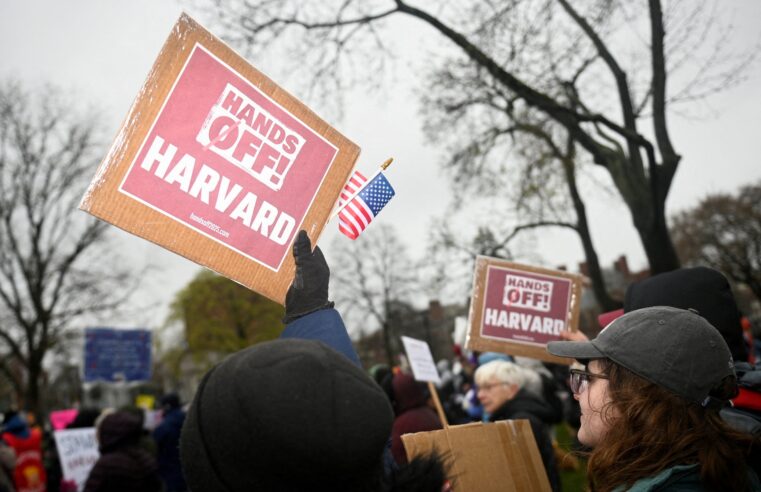 Trump chama Harvard de ‘antissemita’, ameaça novos cortes e diz que vai ‘vencer’ embate com universidade