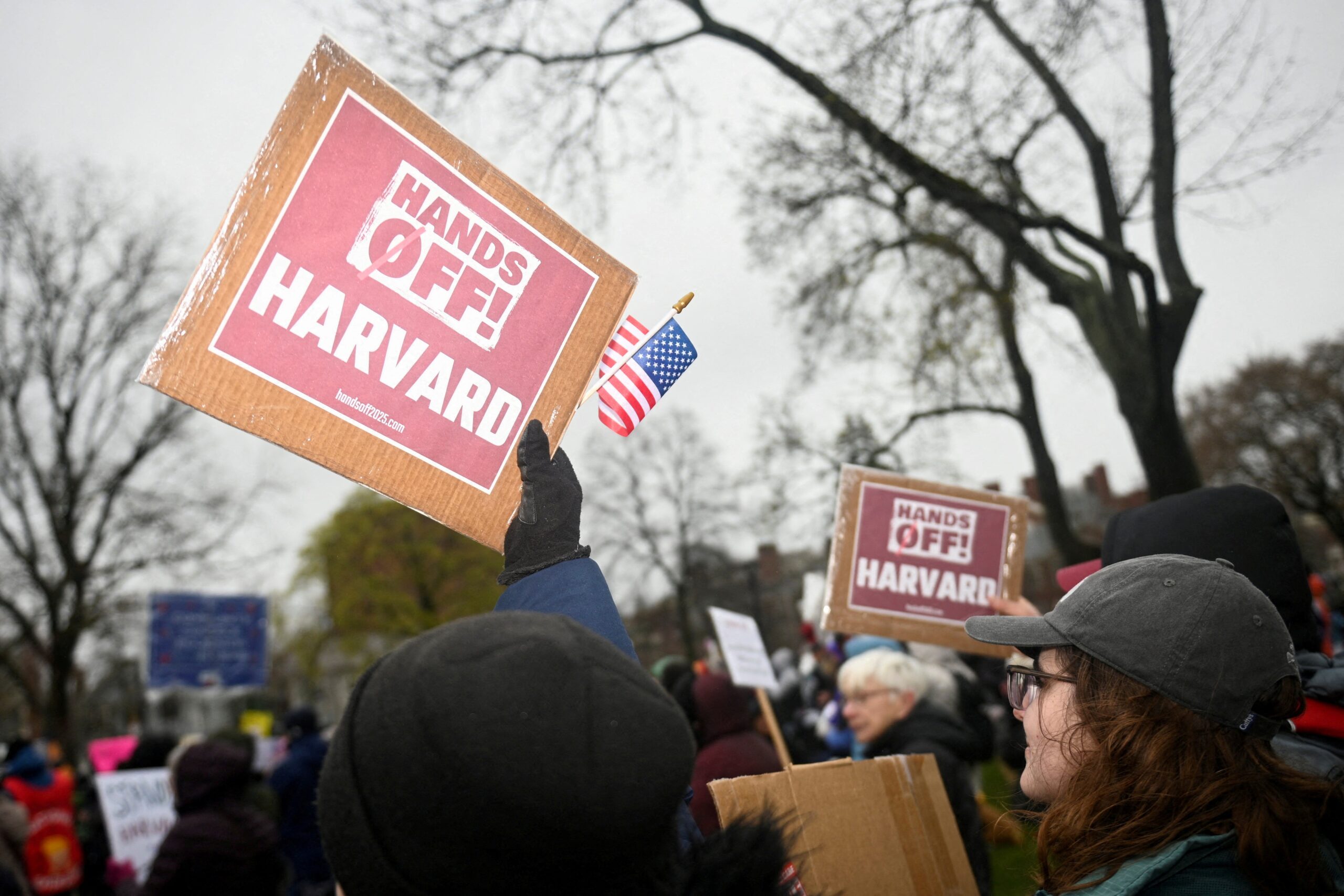Trump chama Harvard de ‘antissemita’, ameaça novos cortes e diz que vai ‘vencer’ embate com universidade