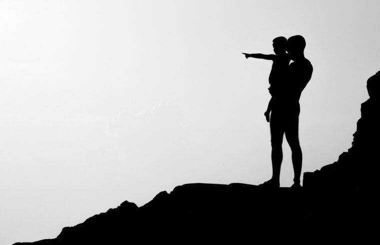 ‘Vira homem!’: como pais podem ajudar que filhos escapem da ‘machosfera’ e vivam uma masculinidade saudável