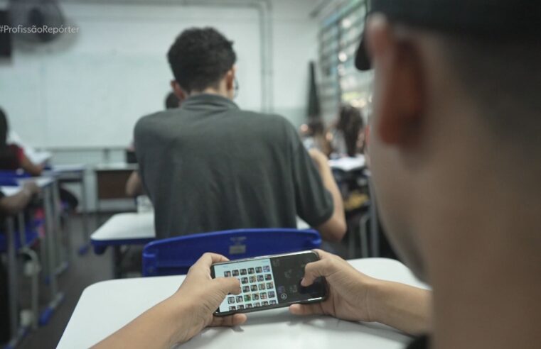 Mesmo com proibição, maioria dos estudantes do Ensino Médio segue levando celular para a escola e admite uso em sala de aula