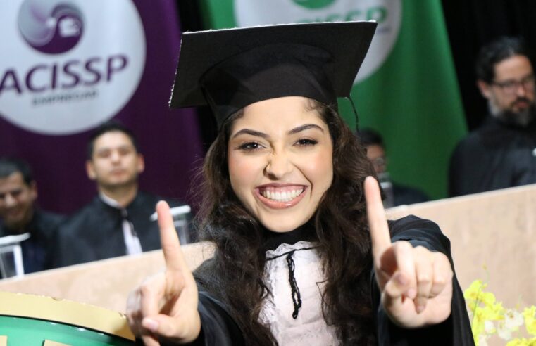 Aluna se forma sozinha após ser a única a ‘passar direto’ em todas as matérias da faculdade; ‘Só tinha meu chapéu voando’