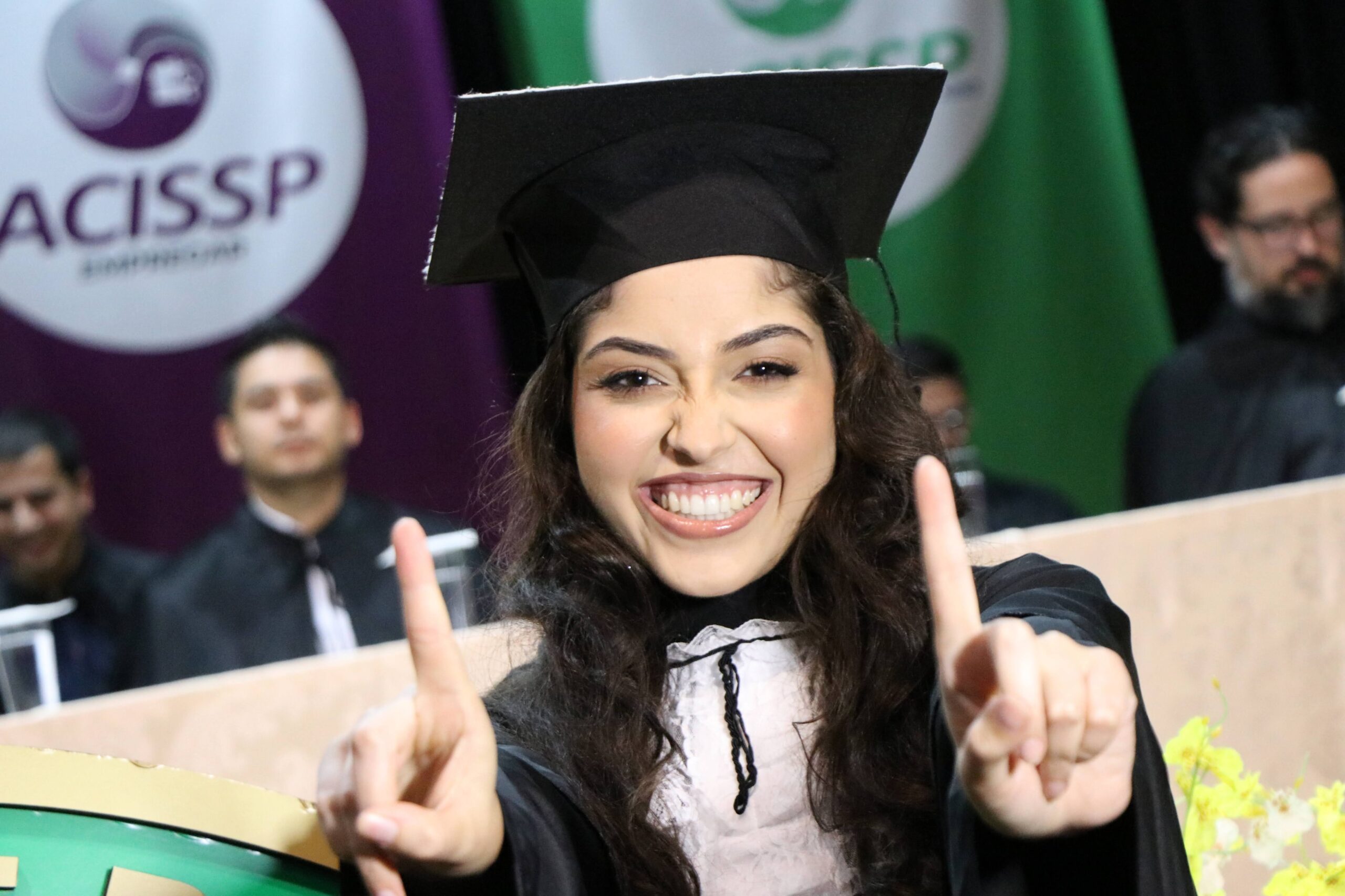 Aluna se forma sozinha após ser a única a ‘passar direto’ em todas as matérias da faculdade; ‘Só tinha meu chapéu voando’