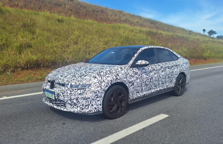Novo Jetta GLi é flagrado em testes no interior de SP