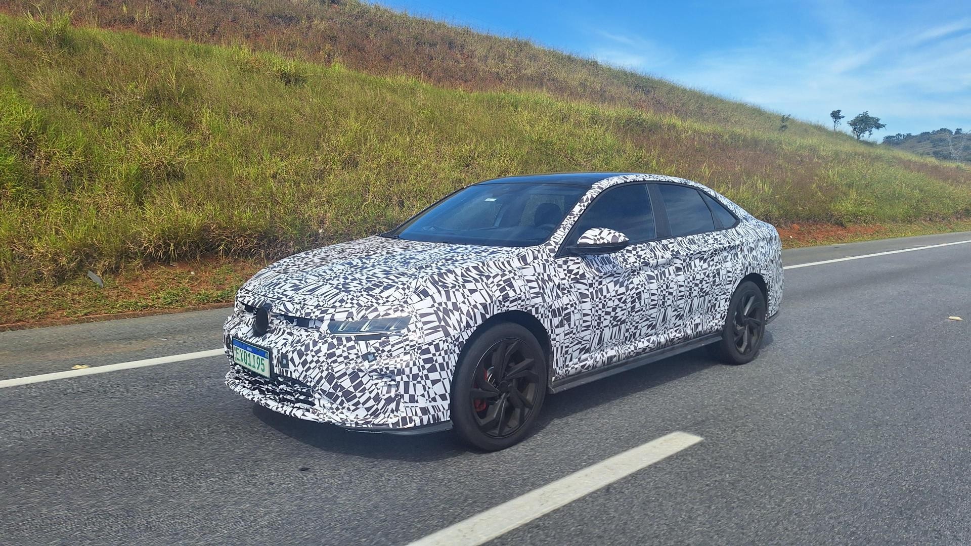 Novo Jetta GLi é flagrado em testes no interior de SP