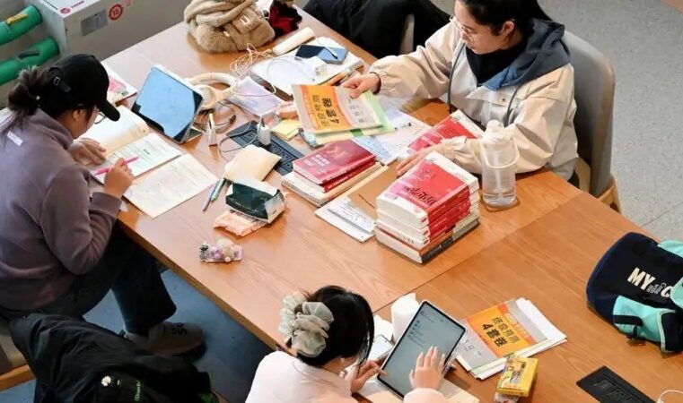 A estudante chinesa que acusa universidade de fazê-la ‘tirar as calças’ para dar licença menstrual