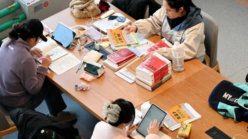 A estudante chinesa que acusa universidade de fazê-la ‘tirar as calças’ para dar licença menstrual