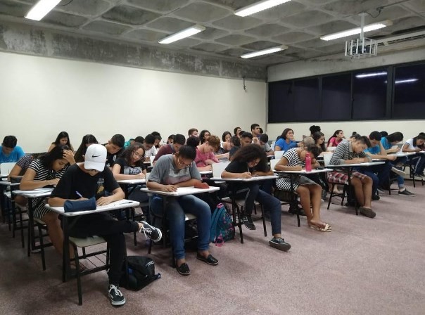 Alunos de cursinhos populares receberão R$ 200 por mês, diz MEC; veja quem pode participar