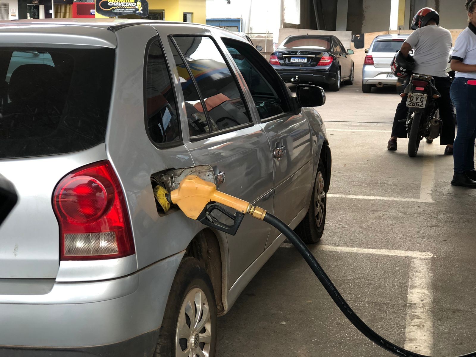 É #FAKE que abastecer com motor frio garante entrada de mais combustível no veículo