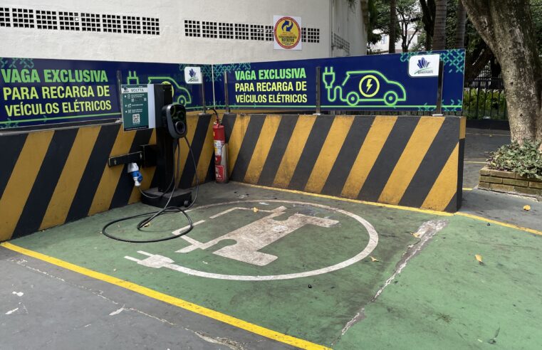 Carros elétricos podem ter vagas exclusivas para recarregar, mas não para estacionar; entenda regra